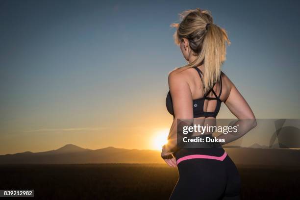 Oregon, Deschutes County, Bend, sunset with fitness model.