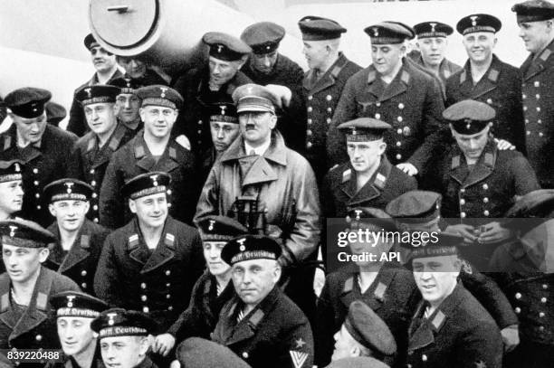 Adolf Hitler au milieu de marins de l'armée allemande, en Allemagne.