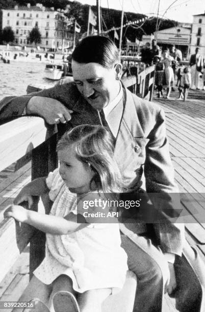 Adolf Hitler avec Helga Goebbels, la fille de Joseph Goebbels.