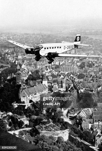 Avion Junkers Ju 52 personnel d'Adolf Hitler, arrivant au-dessus de Nuremberg, en Allemagne, pour le congrès du Parti nazi de 1934.