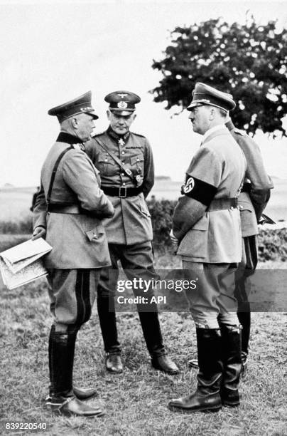 Adolf Hitler en compagnie du commandant en chef de l'armée de terre Wilhelm Keitel et du ministre de la guerre Werner von Blomberg, pendant des...