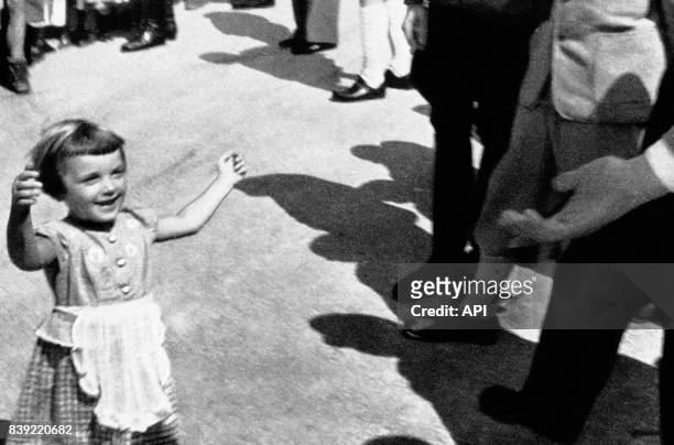 Petite fille se dirigeant vers la main d'Adolf Hitler, en Allemagne.