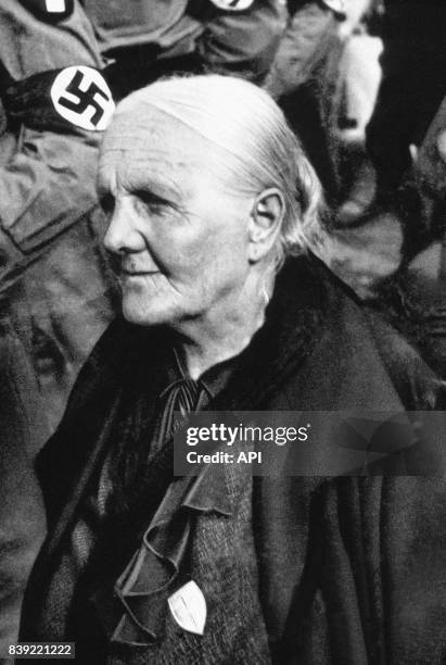 Femme âgée dans un congrès du Parti nazi en Allemagne.