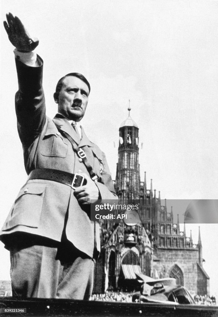 Hitler saluant la foule pendant le congrès de Nuremberg de 1934