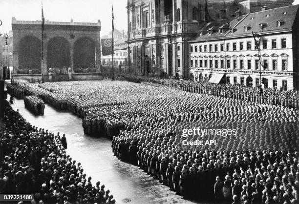 Recrues de la Wehrmacht, l'armée allemande, devant la Feldherrnhalle de Munich, en Allemagne, le 7 novembre 1935.