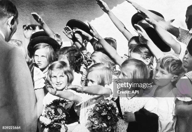 Enfants saluant Adolf Hitler en Allemagne.