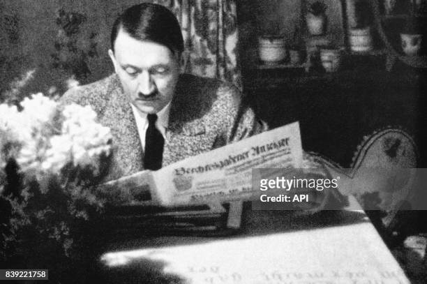 Portrait d'Adolf Hitler lisant le journal, dans sa résidence de l'Obersalzberg, en Allemagne.