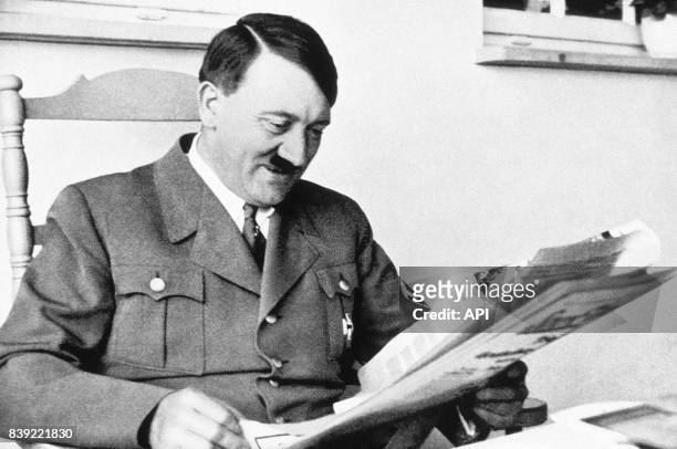 Portrait d'Adolf Hitler lisant le journal, en Allemagne.