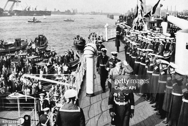 Adolf Hitler visitant le cuirassé SMS Schleswig-Holstein de la Kriegsmarine, la marine allemande, dans le port d'Hambourg, en Allemagne.