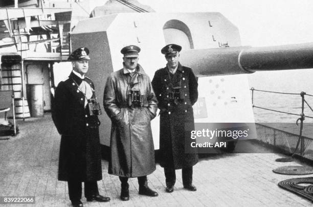 Adolf Hitler à bord d'un cuirassé de la Kriegsmarine.