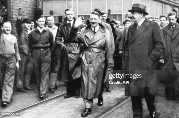 Adolf Hitler lors de la visite d'une usine de Westphalie, en Allemagne