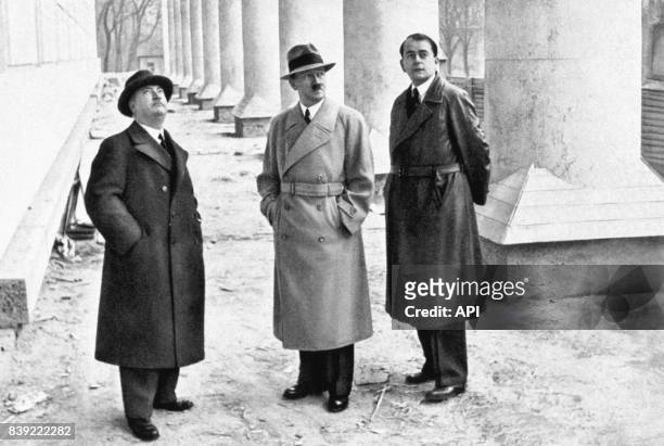 Adolf Hitler et les architectes Leonhard Gall et Albert Speer supervisant l'avancée des travaux de la Haus der Kunst, le Maison de l'Art, de Munich,...