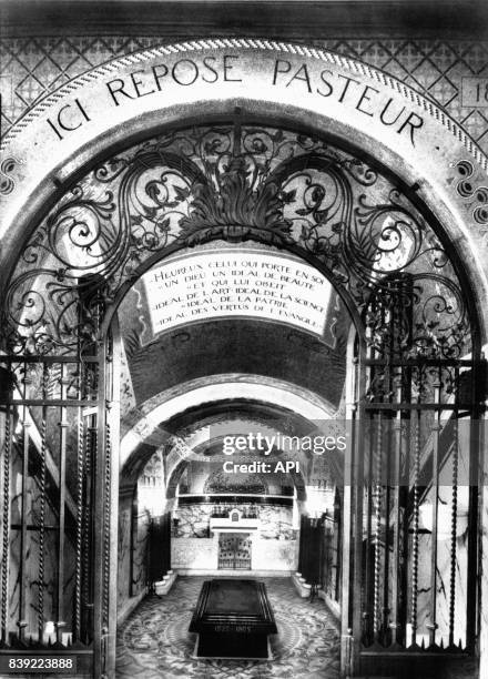 La tombe du chimiste français Louis Pasteur, dans la crypte de l'Institut Pasteur à Paris, en France.