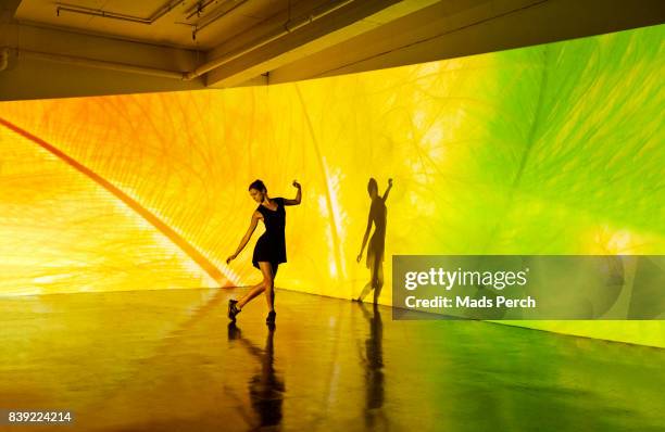 dancing in abstract places - projection mapping stockfoto's en -beelden