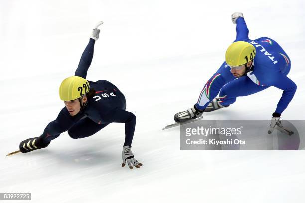 Apolo Anton Ohno of the U.S. And Roberto Serra of Italy compete in the Men's 500m heat during the Samsung ISU World Cup Short Track 2008/2009 Nagano...