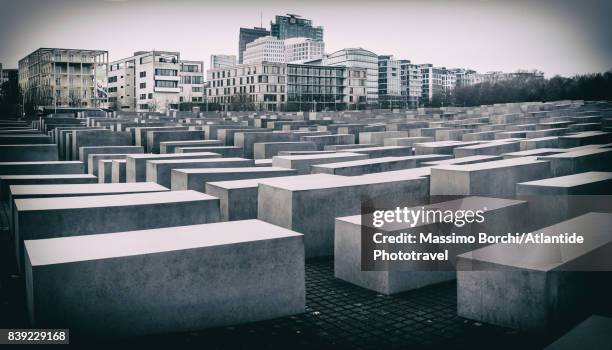 the holocaust-mahnmal - peter eisenman stock pictures, royalty-free photos & images