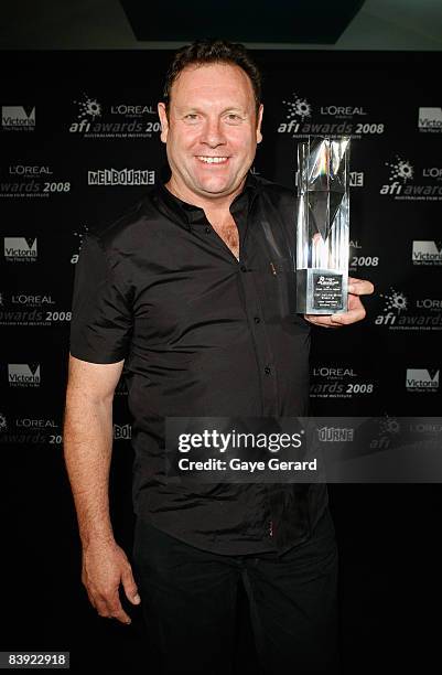 Barry Lanfranchi from Network Ten poses with the AFI Visual Effects Award for "H20 - Just Add Water Series 2" backstage at the L'Oreal Paris 2008 AFI...