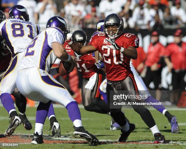 Cornerback Ronde Barber of the Tampa Bay Buccaneers rushes the pocket against the Minnesota Vikings at Raymond James Stadium on November 16, 2008 in...