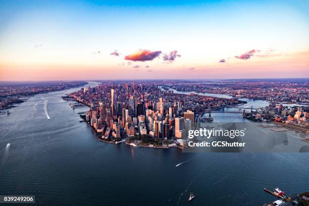 luchtfoto van manhattan, new york, verenigde staten van amerika - lower manhattan stockfoto's en -beelden