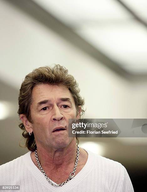 16 Peter Maffay Meets Defense Minister Franz Josef Jung Stock Photos