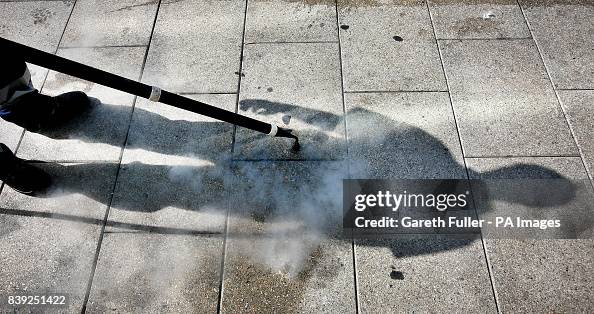 Chewing gum cleaning machine Chewing gum cleaning machine
