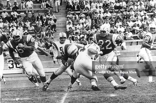 San Diego Chargers running back Keith Lincoln follows the blocking of guard Pat Shea during the AFL Championship Game, a 51-10 victory over the...