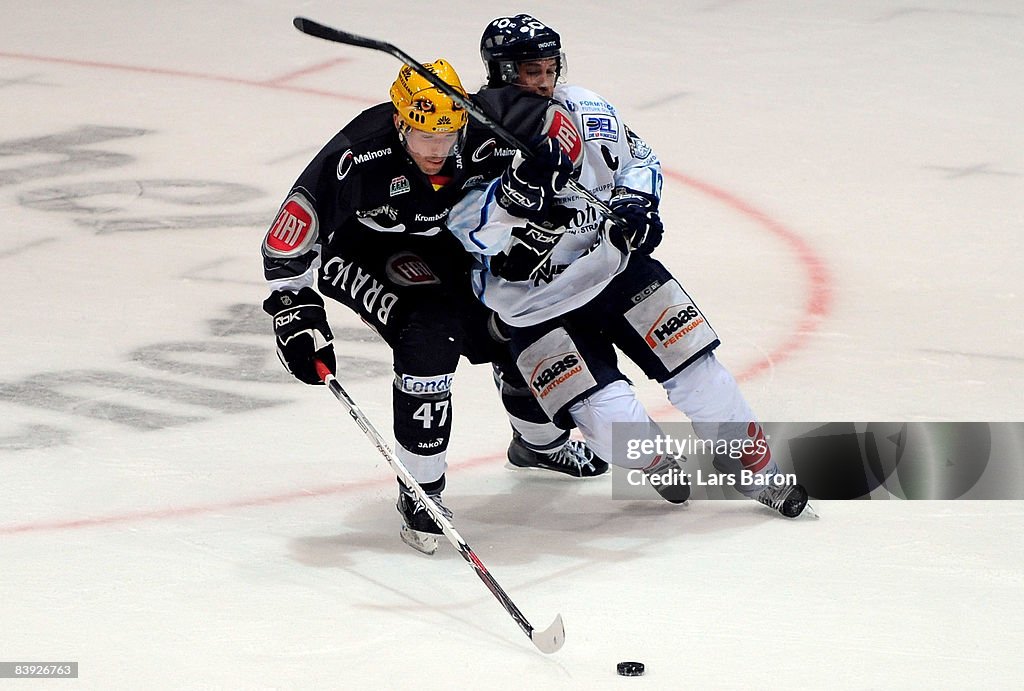 Frankfurt Lions v Straubing Tigers - DEL