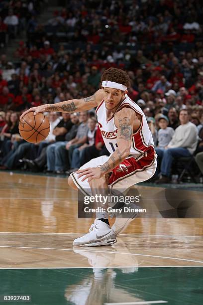 Delonte West of the Cleveland Cavaliers drives the ball to the basket during the game against the Milwaukee Bucks on November 29, 2008 at the Bradley...