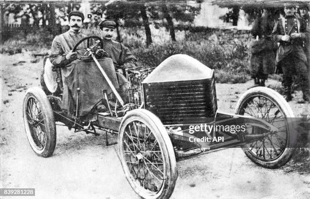 Le pilote automobile français René Hanriot au volant de sa voiture Darracq V8, sur le circuite de la Seine-Intérieur en France, pendant le Grand Prix...