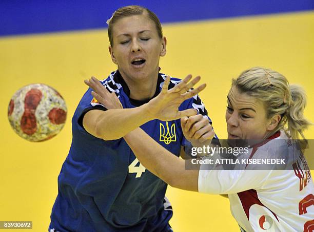 Norwegian Isabel Blanco fights for the ball with Ukrainian Anastasiia Pidpalova during the 8th Women's Handball European Championships match on...