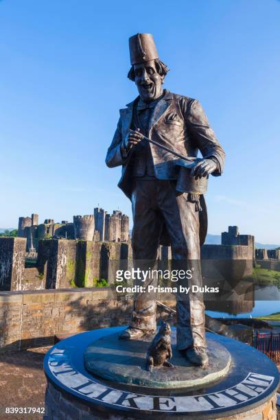 Wales, Glamorgon, Caerphilly, Statue of Comedian and Magician Tommy Cooper and Caerphilly Castle.