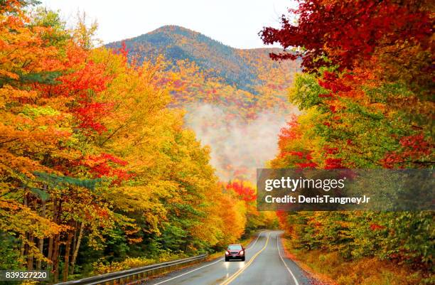 autopista kancamagus en el norte de new hampshire - carretera-de-campo fotografías e imágenes de stock