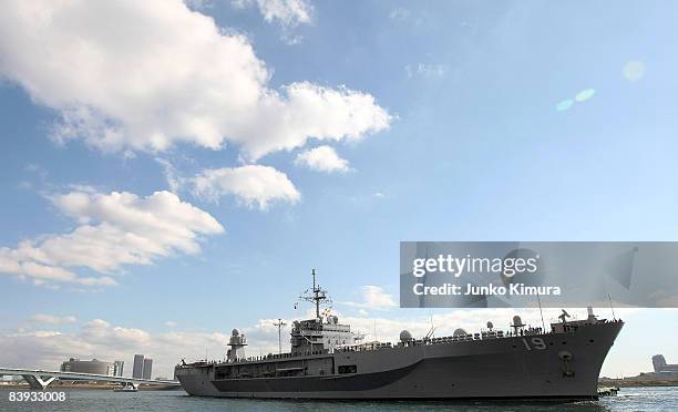 The USS Blue Ridge approaches Harumi Pier on December 6, 2008 in Tokyo, Japan. The warship, which was commissioned on November 14 has been forward...