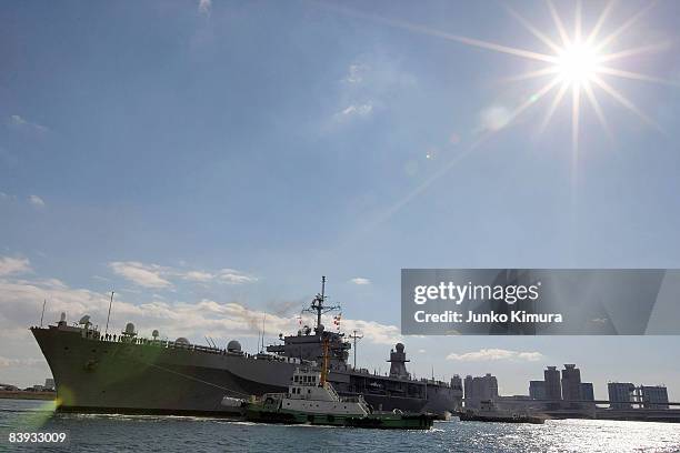 The USS Blue Ridge approaches Harumi Pier on December 6, 2008 in Tokyo, Japan. The warship, which was commissioned on November 14 has been forward...