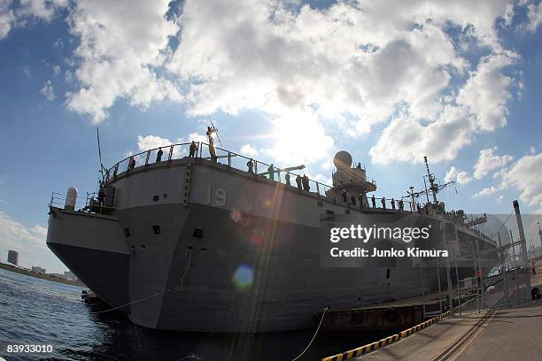 The USS Blue Ridge approaches Harumi Pier on December 6, 2008 in Tokyo, Japan. The warship, which was commissioned on November 14 has been forward...