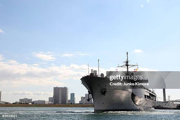 The USS Blue Ridge approaches Harumi Pier on December 6, 2008 in Tokyo, Japan. The warship, which was commissioned on November 14 has been forward...