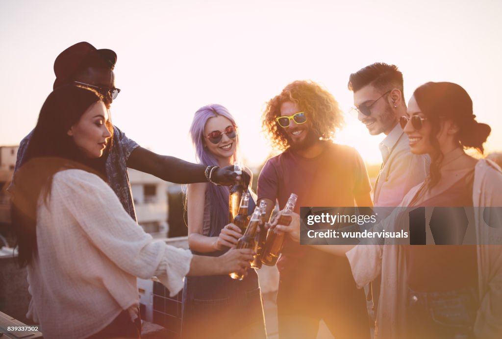 Glückliche multiethnische Freunden Toasten mit Getränken im Sommer Terrasse Partei