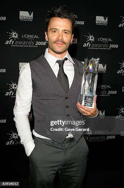 Actor Damian Walshe-Howling poses with the AFI Award for Best Guest Or Supporting Actor in a Television Drama for "Underbelly" backstage in the...
