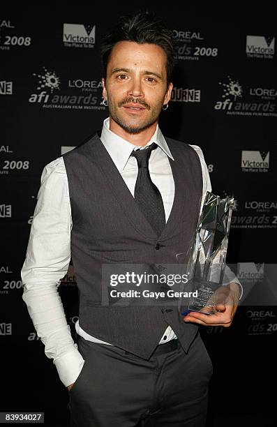 Actor Damian Walshe-Howling poses with the AFI Award for Best Guest Or Supporting Actor in a Television Drama for "Underbelly" backstage in the...