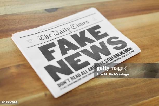 fake krant op keukentafel - artikel stockfoto's en -beelden