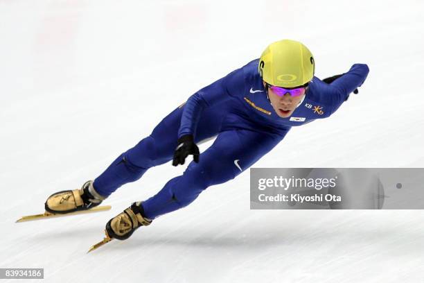 Lee Ho-suk of South Korea competes in the Men's 1000m final during the Samsung ISU World Cup Short Track 2008/2009 Nagano at Big Hat on December 6,...