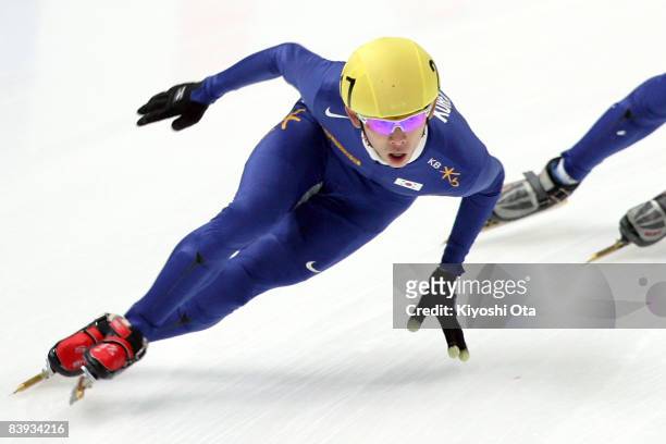 Lee Jung-su of South Korea competes in the Men's 1500m final during the Samsung ISU World Cup Short Track 2008/2009 Nagano at Big Hat on December 6,...