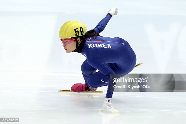 Kim Min-jung of South Korea competes in the Ladies 1500m final during the Samsung ISU World Cup Short Track 2008/2009 Nagano at Big Hat on December...