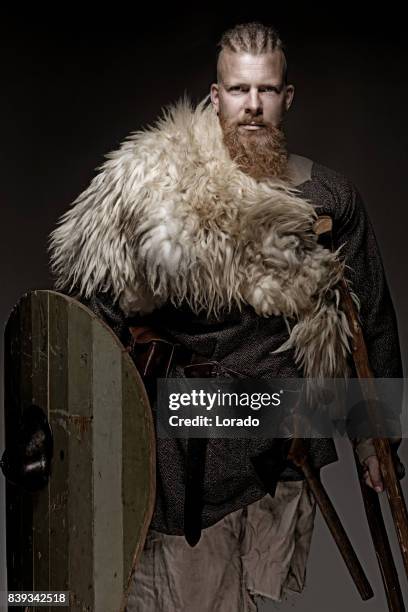 close up van individuele viking krijger in emotionele pose - viking warrior stockfoto's en -beelden