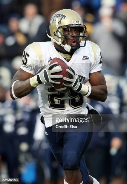 LeSean McCoy of the Pittsburgh Panthers catches the ball in the first half against the Connecticut Huskies on December 6, 2008 at Rentschler Field in...