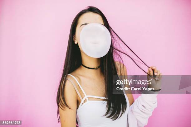 pink bubble gum girl - bubble gum stockfoto's en -beelden