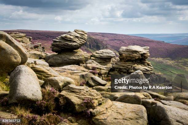 rock formations on kinder scout, peak district, derbyshire, england - pennines stockfoto's en -beelden