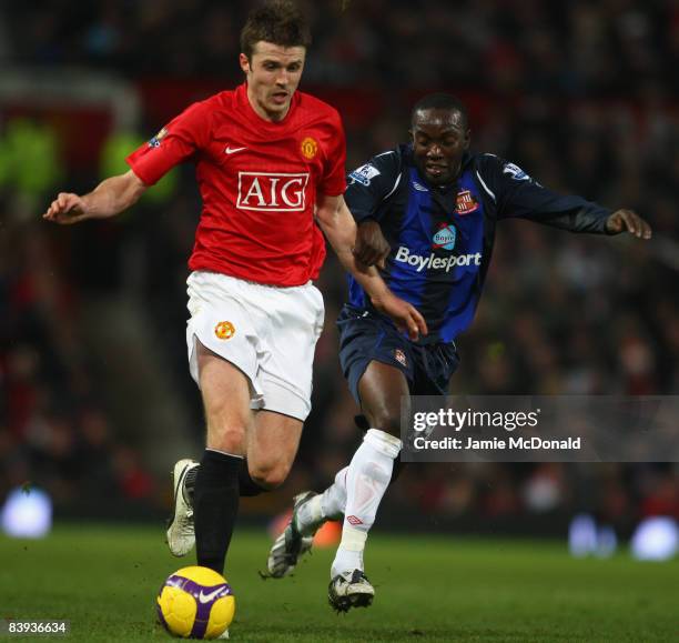 Michael Carrick of Manchester United battles for the ball with Dwight Yorke of Sunderland during the Barclays Premier League match between Manchester...