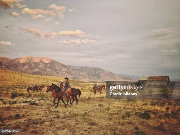 cowboys traer caballos al atardecer - rancho fotografías e imágenes de stock