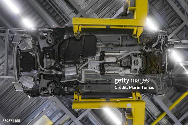 car under body - manufactured object stockfoto's en -beelden